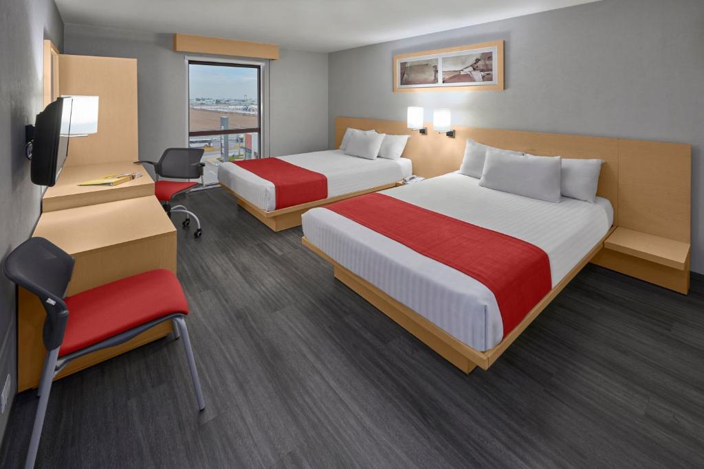 托雷翁托雷翁城市通酒店的酒店客房配有两张床和一张书桌