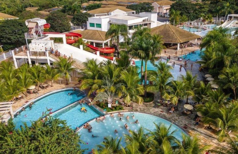 卡达斯诺瓦斯Lacqua Diroma - parque 24H的享有度假村游泳池的空中景致