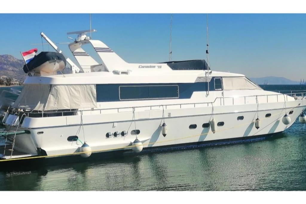 新派拉莫斯Luxury Vacations, Accommodation的一艘大白船坐在水中