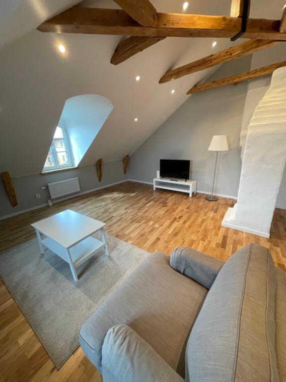 斯德哥尔摩Home Inn HVG54的客厅配有沙发和桌子