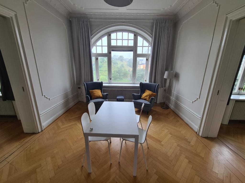斯德哥尔摩Home Inn SVG108的客厅配有桌椅和窗户。