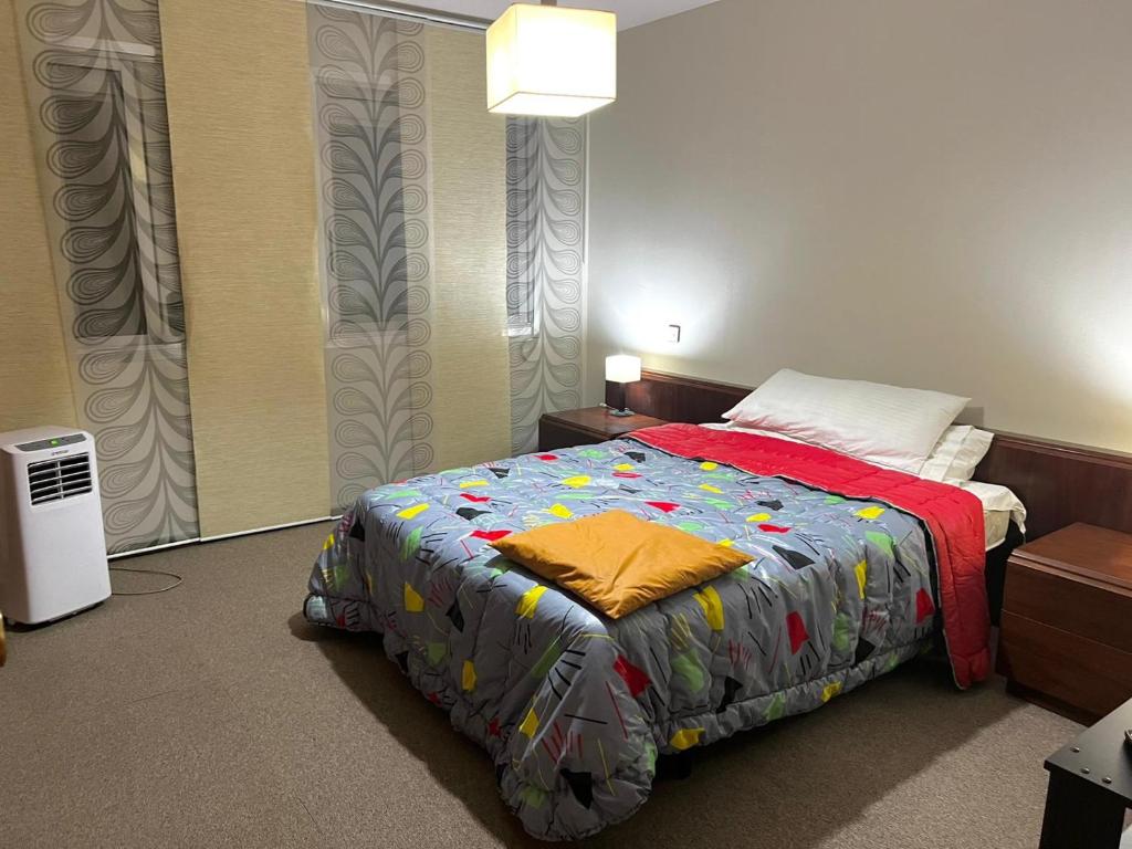 巴塞罗那Sagrada Familia Stay的一间卧室配有一张带彩色毯子的床