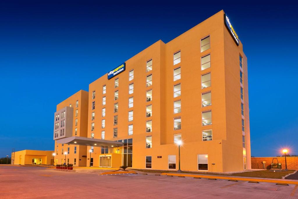 雷诺萨城市快线酒店的一座大型橙色酒店大楼