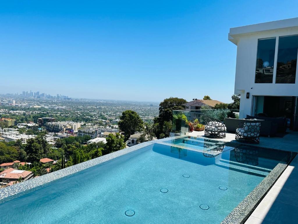 洛杉矶Vista Bliss Retreat-Private Room的房屋顶部的游泳池