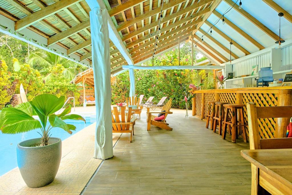 卡维塔拉纳卡维塔山林小屋的一个带桌椅的庭院和一个游泳池