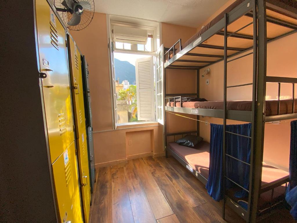 Aurora Hostel Rio客房内的一张或多张床位