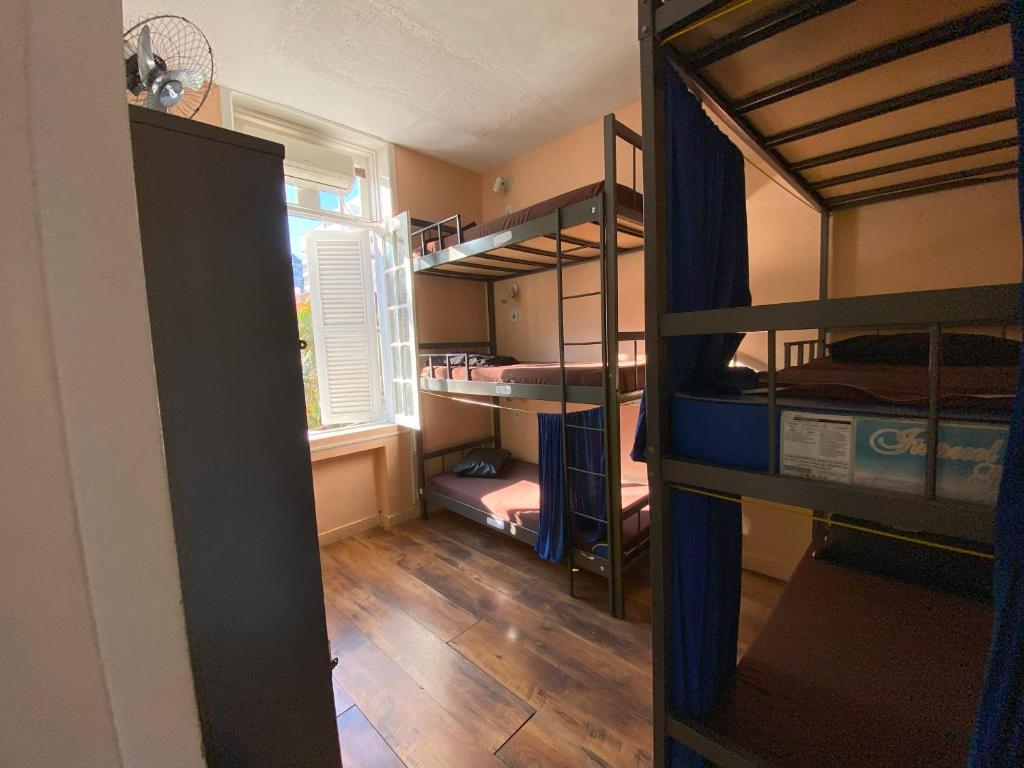 Aurora Hostel Rio客房内的一张或多张床位