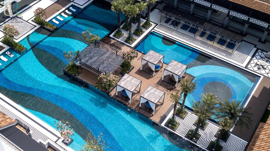 甲抛峇底Bertam Resort,Penang的享有度假村游泳池的顶部景致