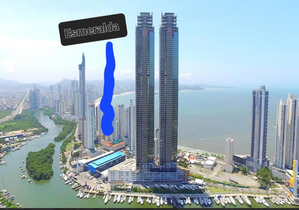 巴拉奈里奥-坎布里乌Apartamento inteiro 30 metros do mar的一座高大的建筑,上面有读到血红素的标志