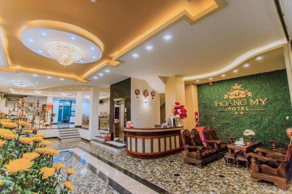 莲三Khách sạn Hoàng My的墙上挂着酒店标志的大厅