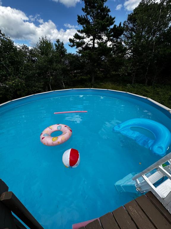 BlakesleeQuiet Private House w Hot Tub/Fire pit/Games的一个带两个球和两个充气器的游泳池
