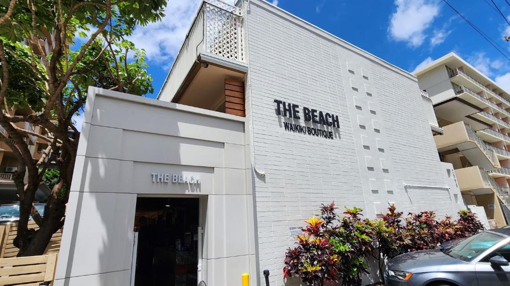 檀香山The Beach Waikiki Boutique Hostel的白色的建筑,上面有读发库的标志