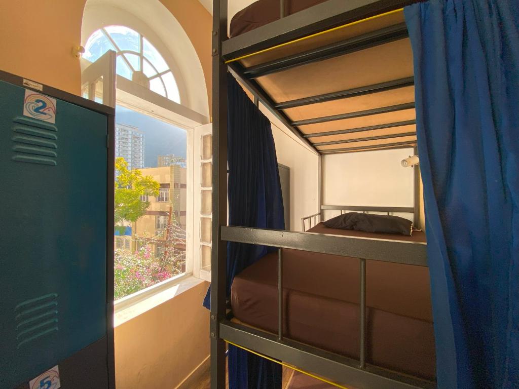 里约热内卢Aurora Hostel Rio的带双层床和窗户的卧室