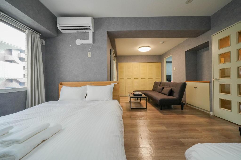 札幌Residence Hotel KABUTO的配有一张床和一把椅子的酒店客房
