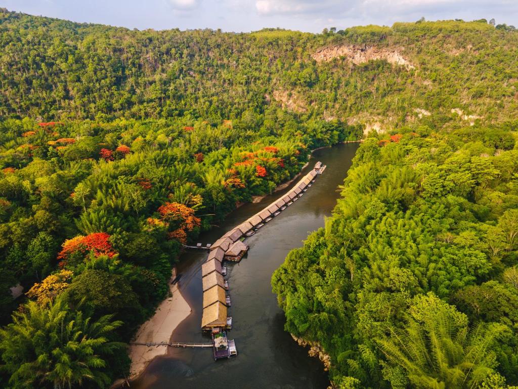 塞友桂河丛林竹筏度假村的森林里一条河流上的长火车