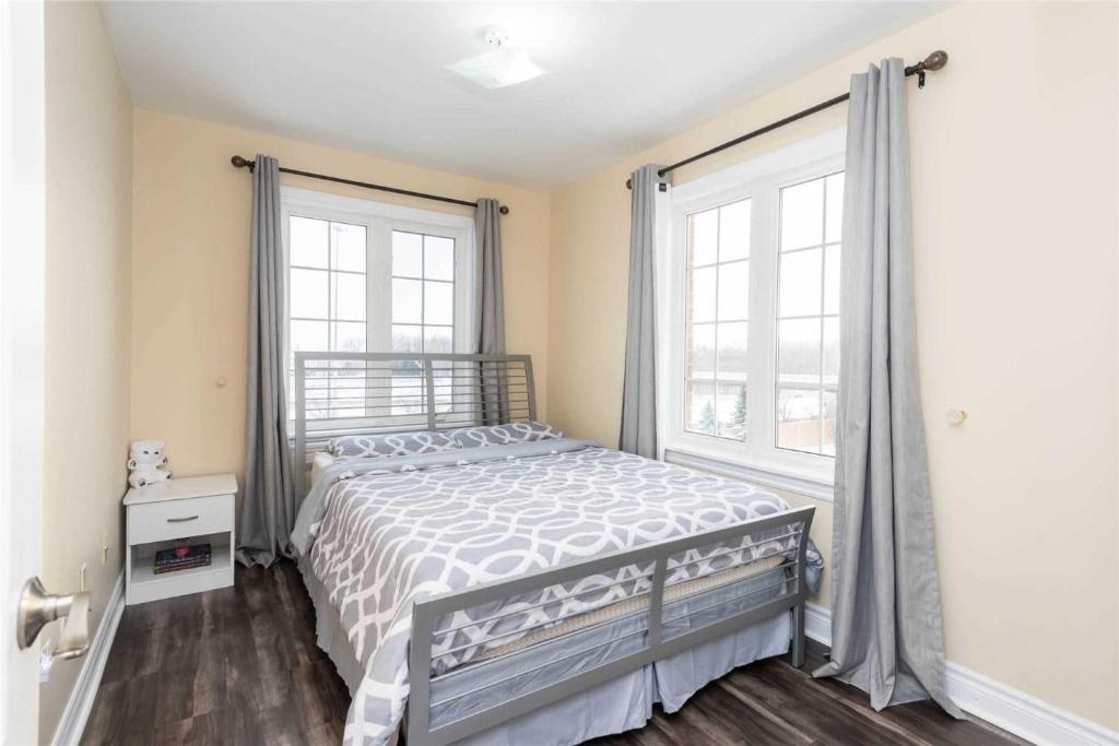 米西索加Jazzy Home Stay的一间卧室设有一张床和一个大窗户