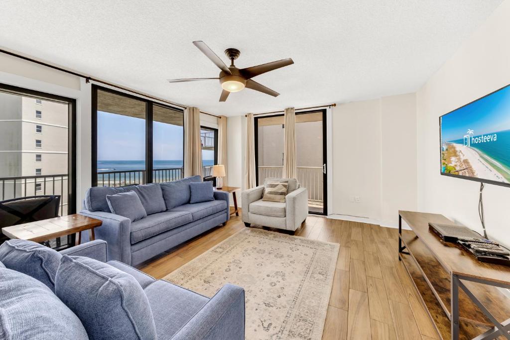 罗马尔海滩Seaside Beach & Racquet 5614的带沙发和吊扇的客厅