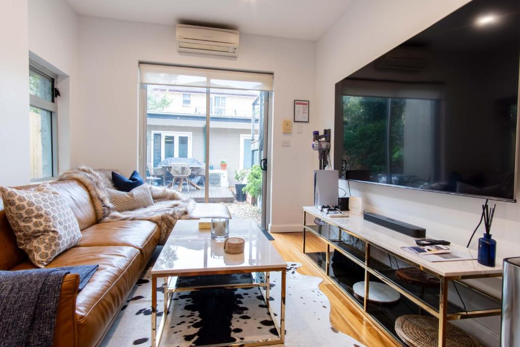 悉尼Eggies Nest - Sydney City Apartment的带沙发和电视的客厅