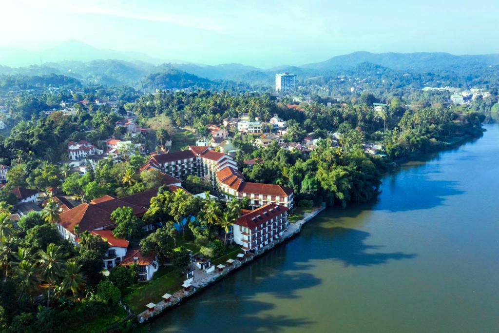 康提马哈威利齐酒店的河流旁城镇的空中景观