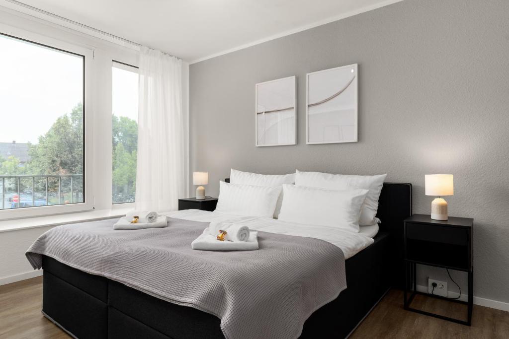 居特斯洛SHINY HOMES - City Center with Parking Place的一间卧室配有一张大床和两条毛巾