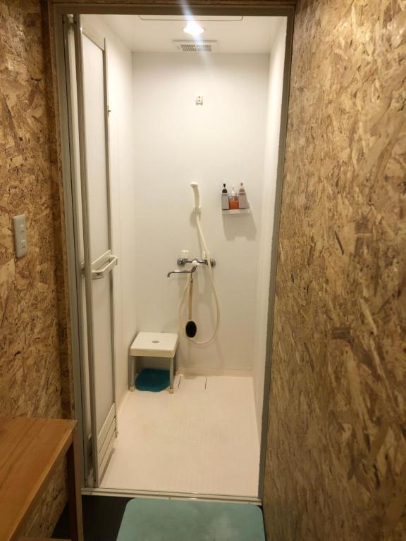 彦根市GUEST HOUSE NAGORIYA的带淋浴和卫生间的浴室。