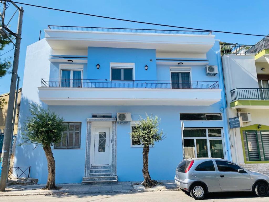 雅典Azure House的蓝色的房子,前面有停车位