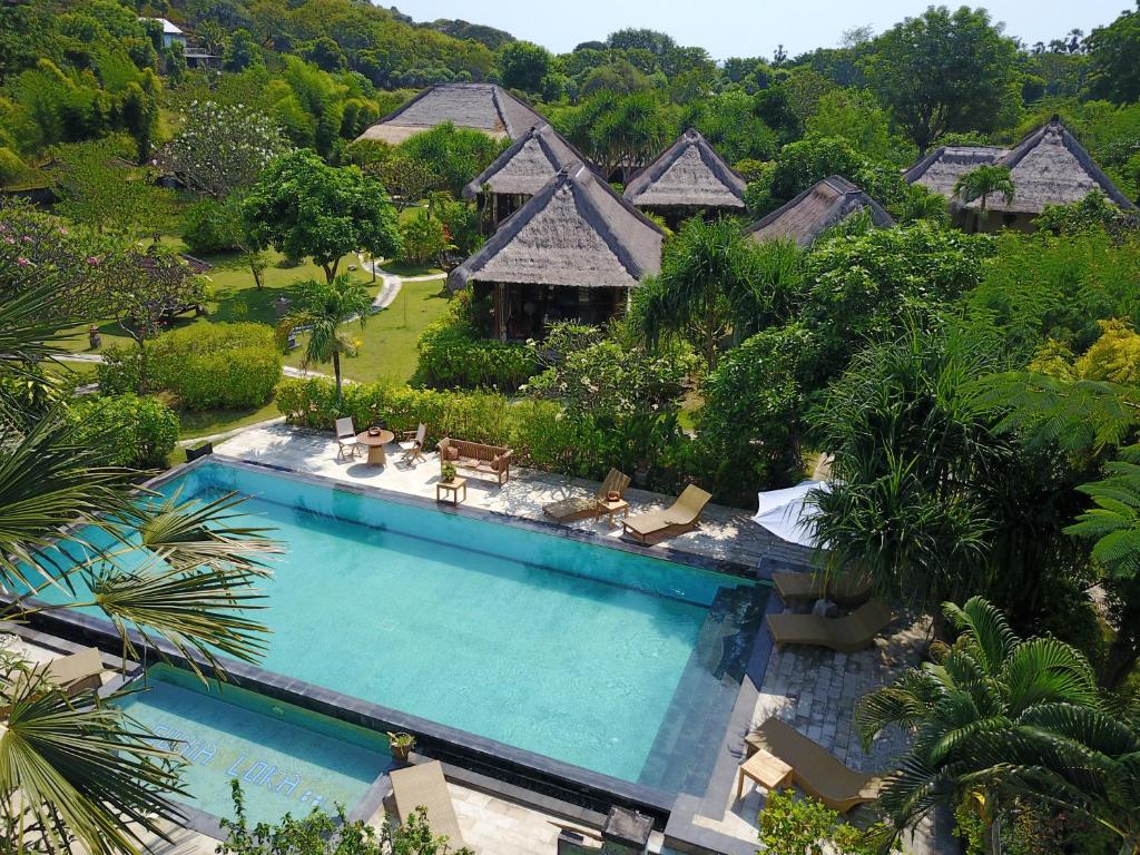 佩母德兰苏尼亚洛卡洋房和潜水中心酒店的享有带游泳池的度假村的空中景致