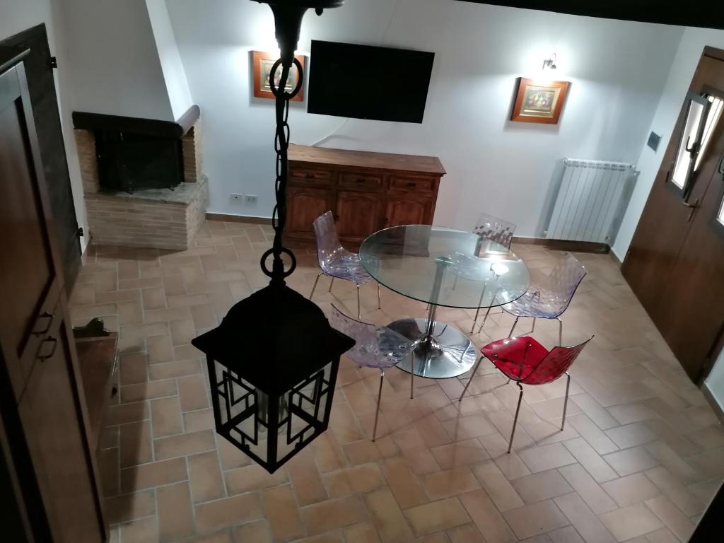 龙奇廖内La Marchesina的一间设有玻璃桌和椅子的用餐室