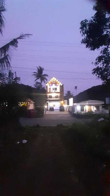 蒙纳Himadri munnar holidays的一座有灯光标志的建筑
