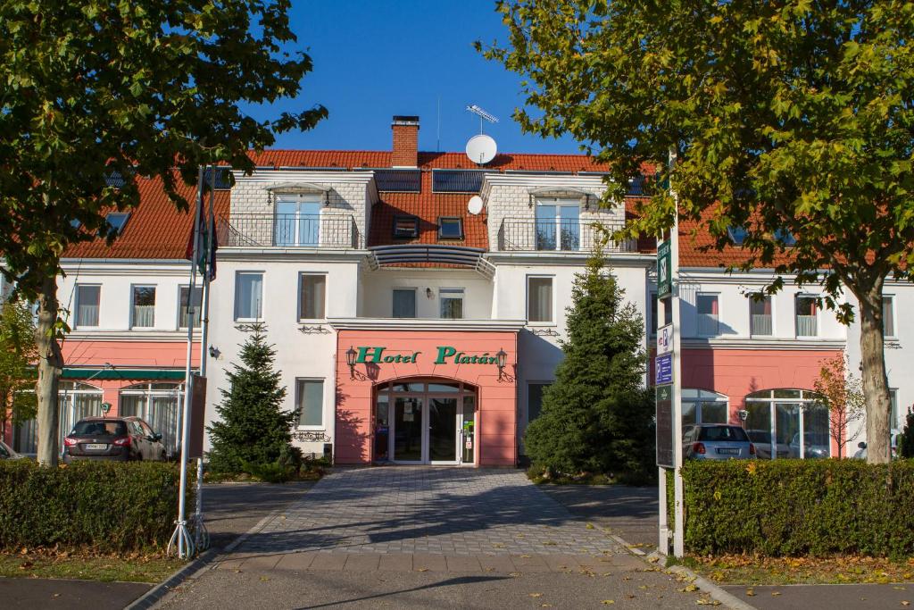 德布勒森普兰滕酒店的一座白色的大建筑,上面有读心公园的标志