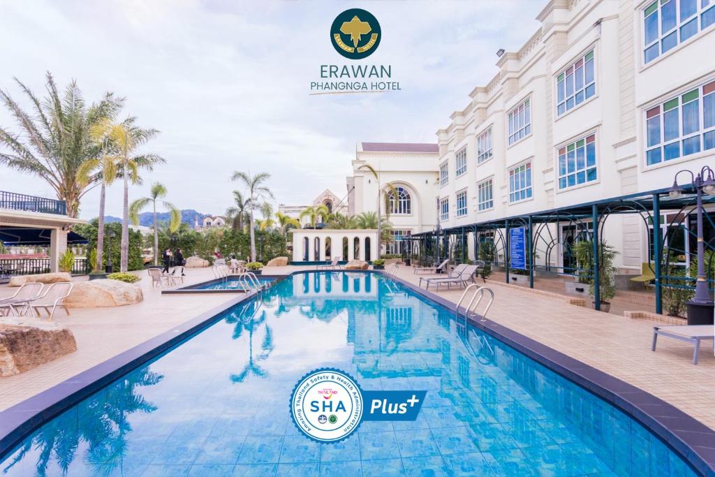 Ban Na Phong埃拉旺酒店的享有游泳池的景致。
