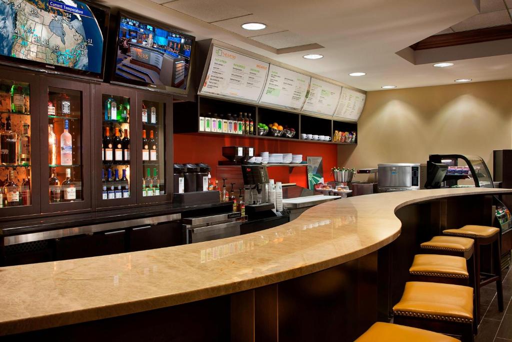 多伦多多伦多机场万怡酒店的餐厅内的酒吧,带柜台和凳子