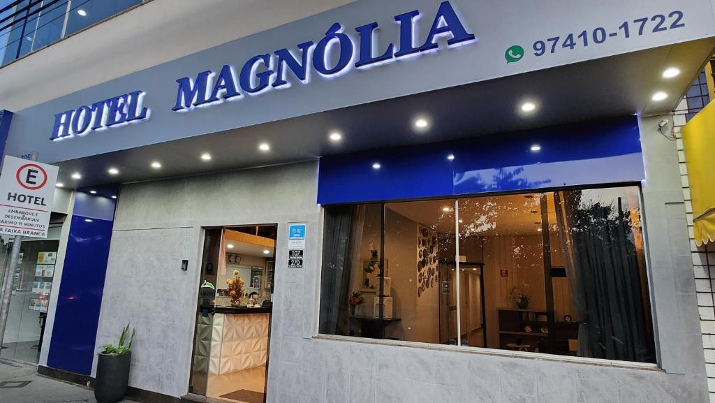 圣若昂达博阿维斯塔Hotel Magnólia的建筑物一侧有蓝色标志的商店