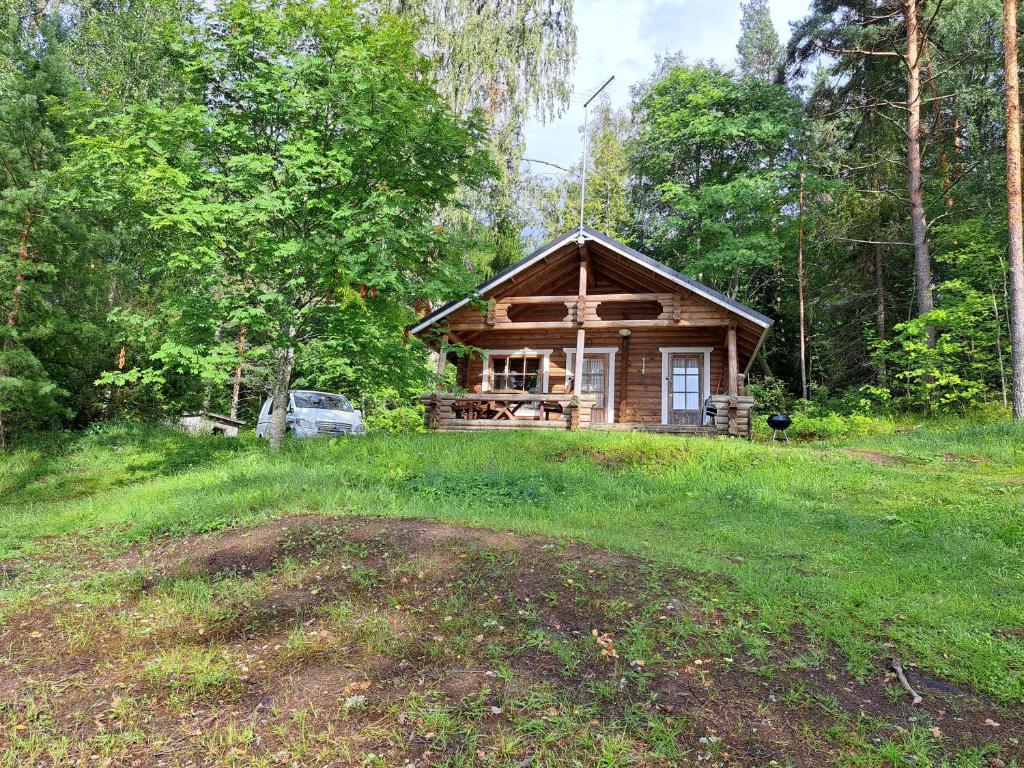 海门林纳Rantamökki Naava的田野中间的小木屋