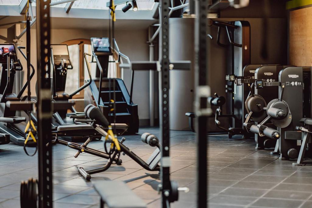 蓬高圣约翰Alpina Alpendorf的健身房,拥有许多健身器材