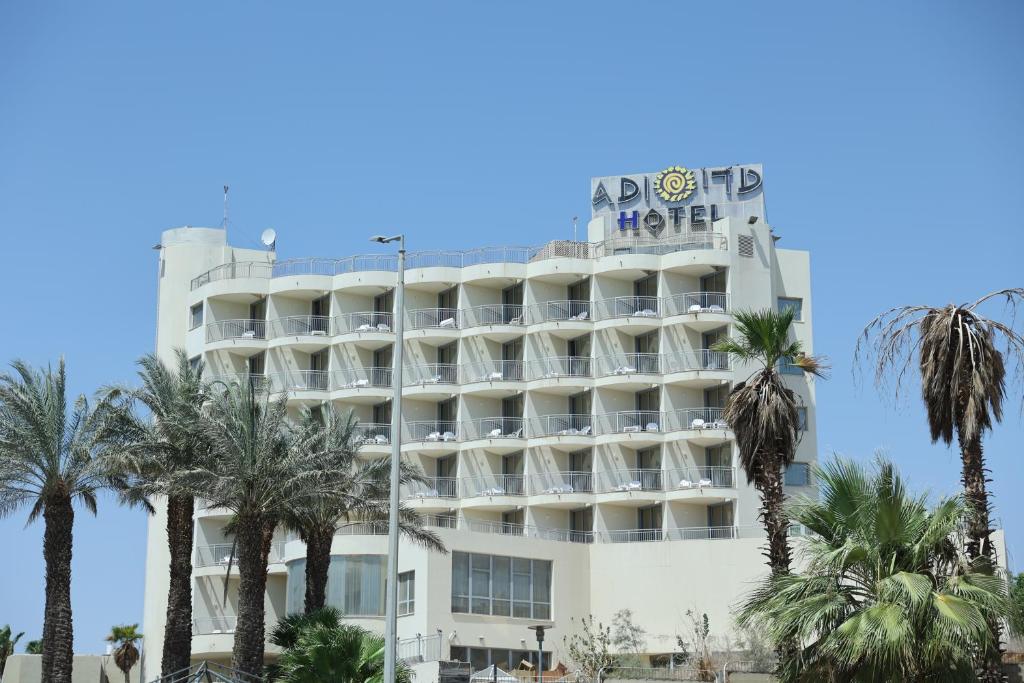 埃拉特阿迪酒店 的上面有酒店标志的酒店