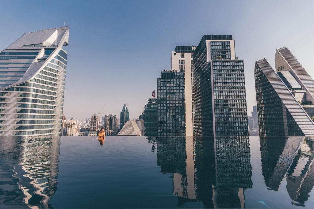 曼谷曼谷大倉新頤酒店的城市景观,高楼和水景