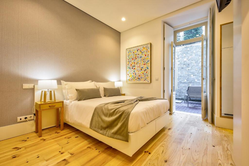 科英布拉Avenue Garden的一间卧室设有一张大床和一个窗户。