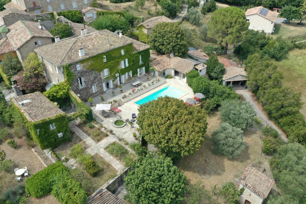 TornacLe Domaine du Soulier Gîte La Maison du Gardien的享有带游泳池的房屋的空中景致