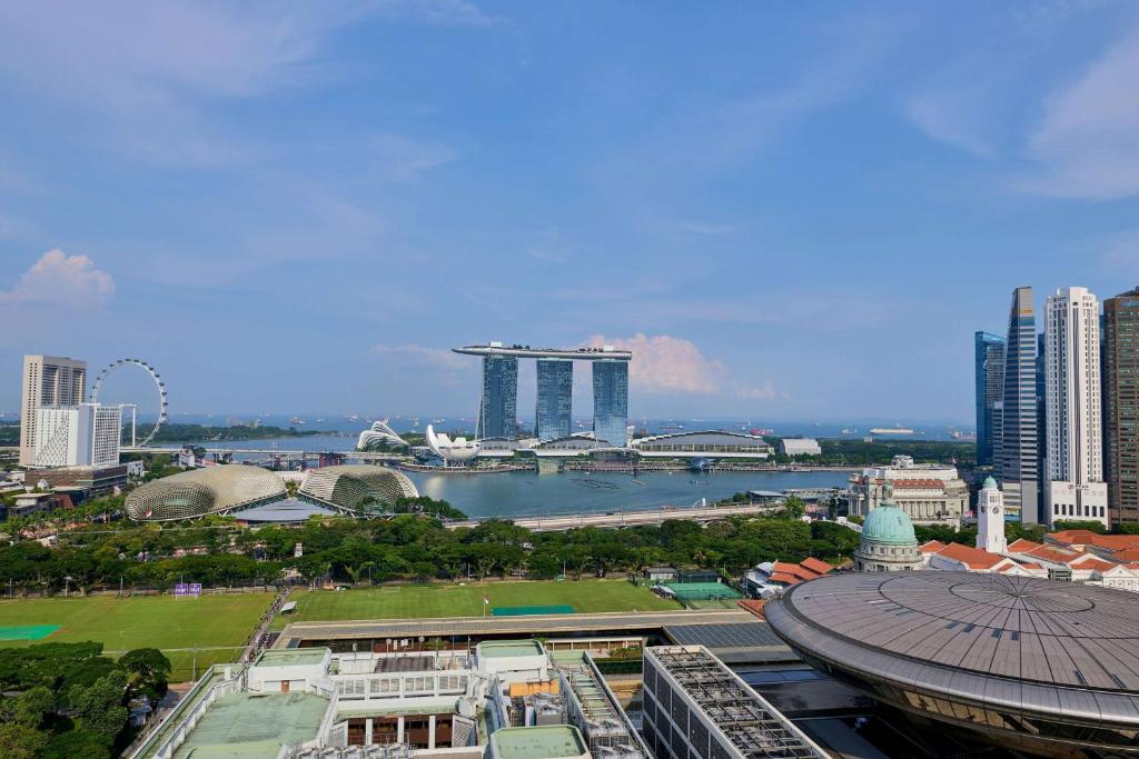 新加坡Peninsula Excelsior Singapore, A Wyndham Hotel的享有河流和建筑的城市美景