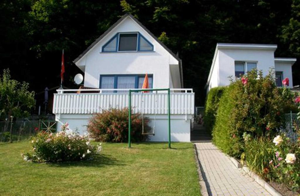萨斯尼茨Ferienhaus Wagner的院子中带围栏的白色房子