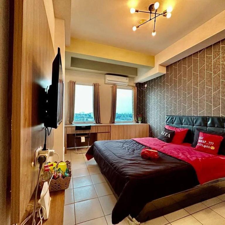 贝克西Patraland Urbano by Red Promo的一间卧室配有一张带红色枕头的大床