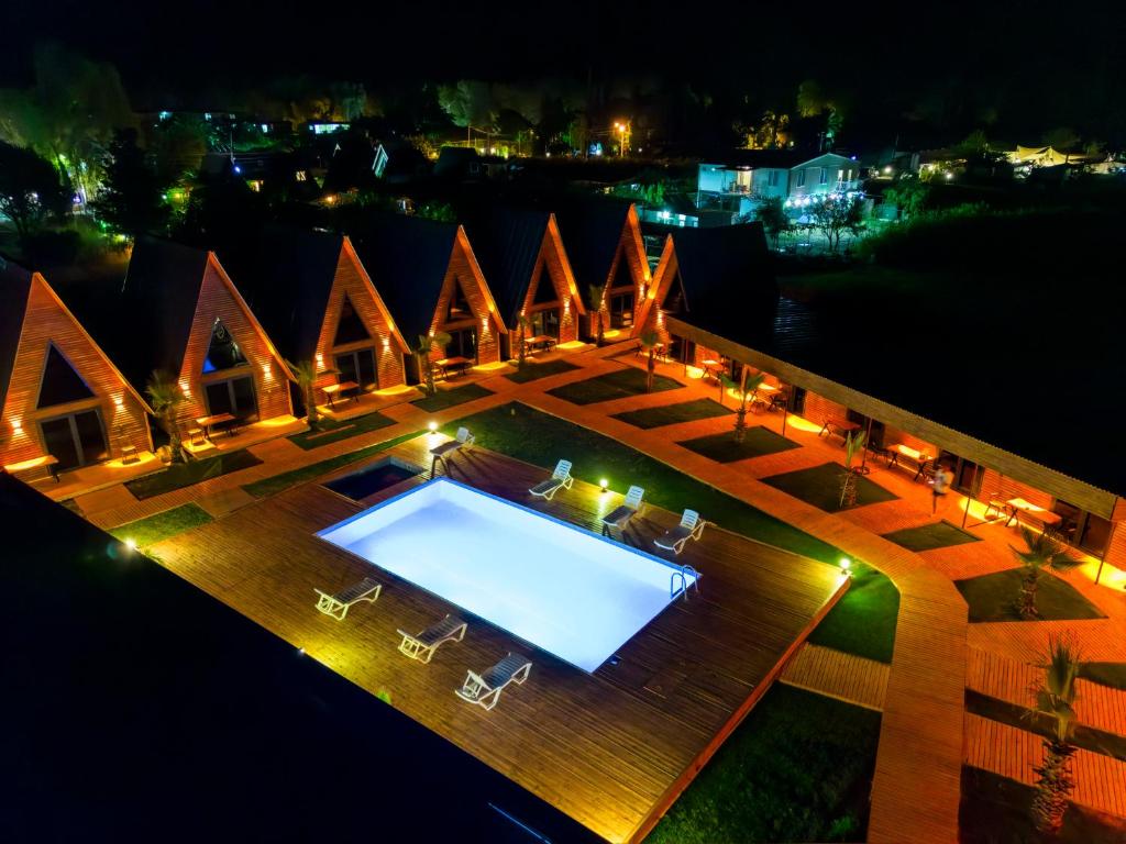 KumlucaAraz Wooden Concept的享有游泳池的顶部景色