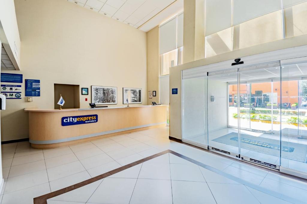 比亚埃尔莫萨比亚埃尔莫萨城市快捷酒店的医院的大厅,有玻璃门