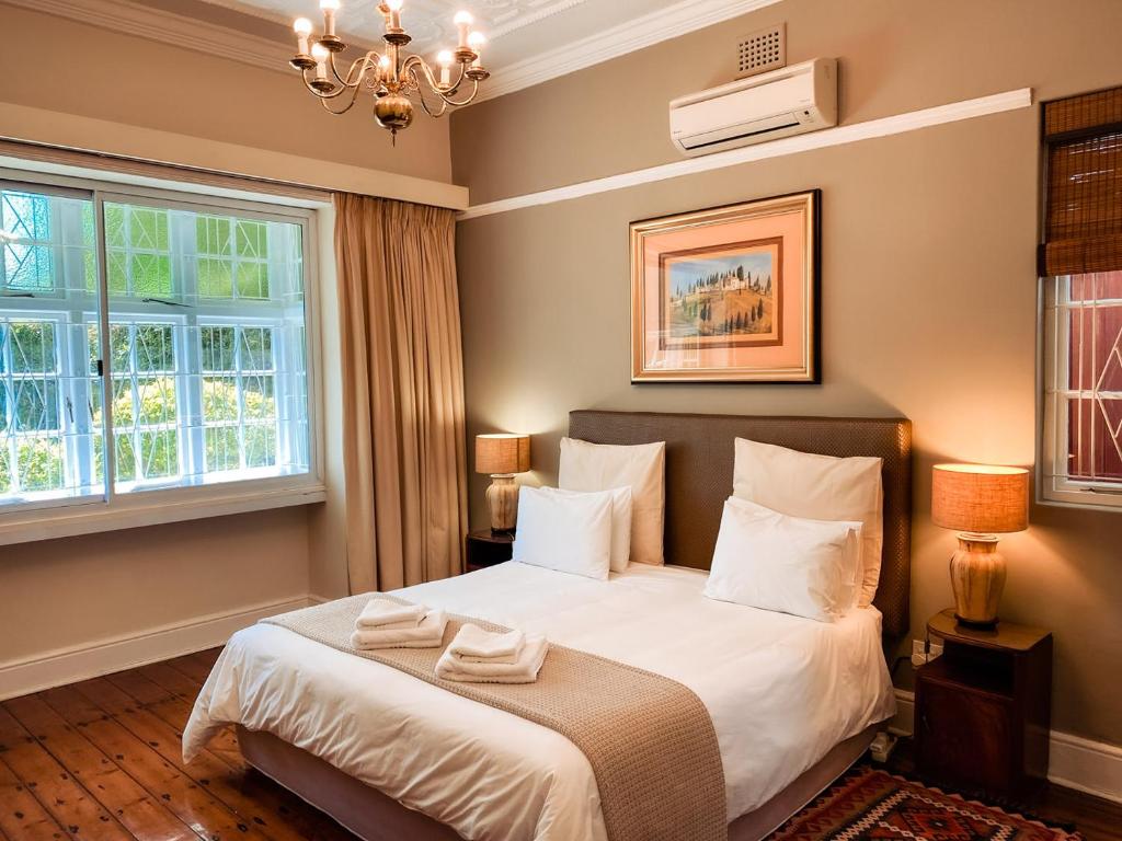 开普敦5营街旅馆及自助公寓的一间卧室设有一张床和两个窗户。