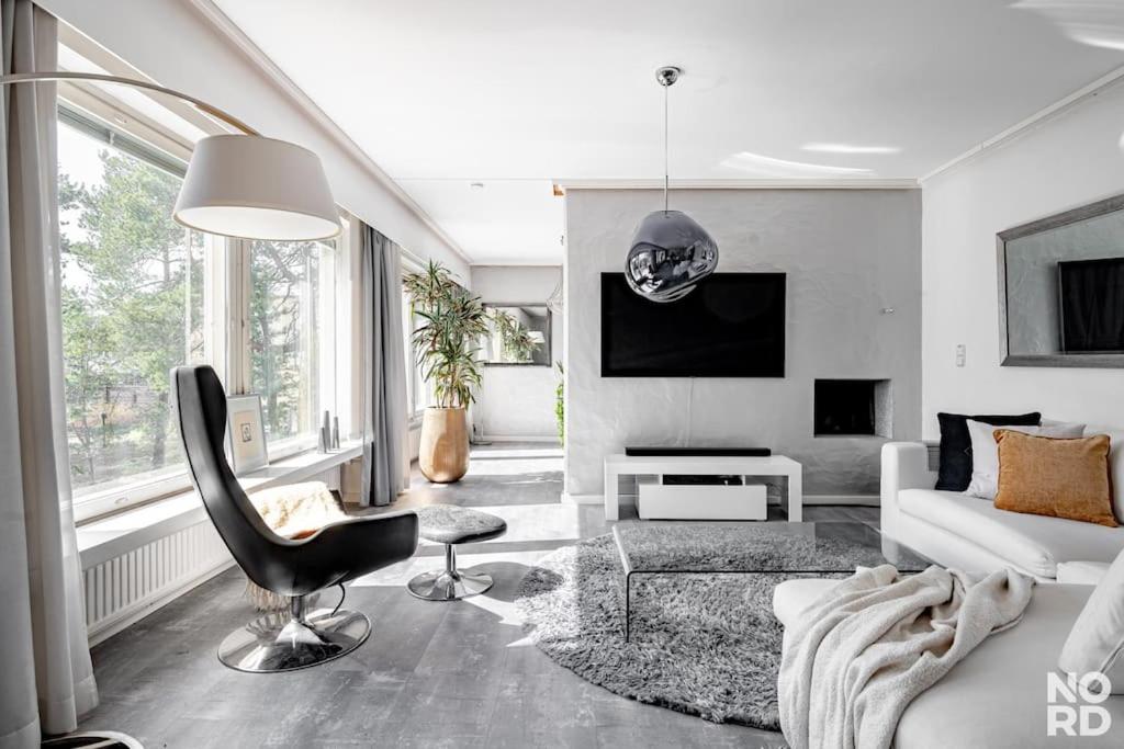埃斯波Westend Luxury Spa House的白色的客厅配有椅子和沙发