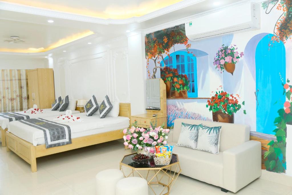 河内Noi Bai Ville Airport Hotel的酒店客房,配有床和沙发