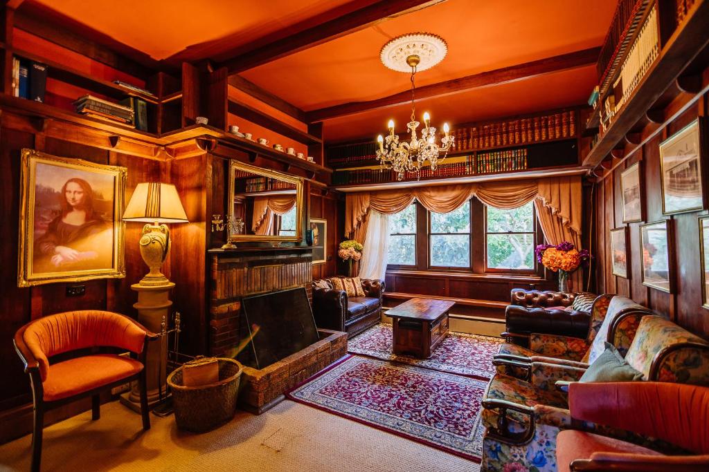 沃伯顿Warburton Lodge的客厅配有家具和吊灯。