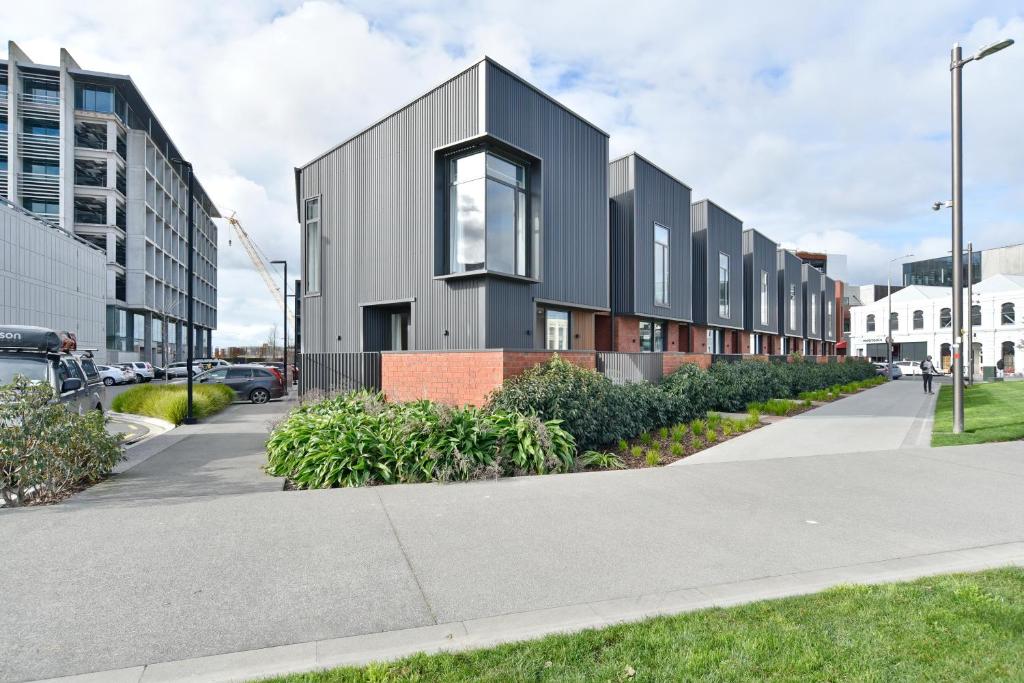 基督城Lichfield Apartment - Christchurch Holiday Homes的城市街道上的建筑物