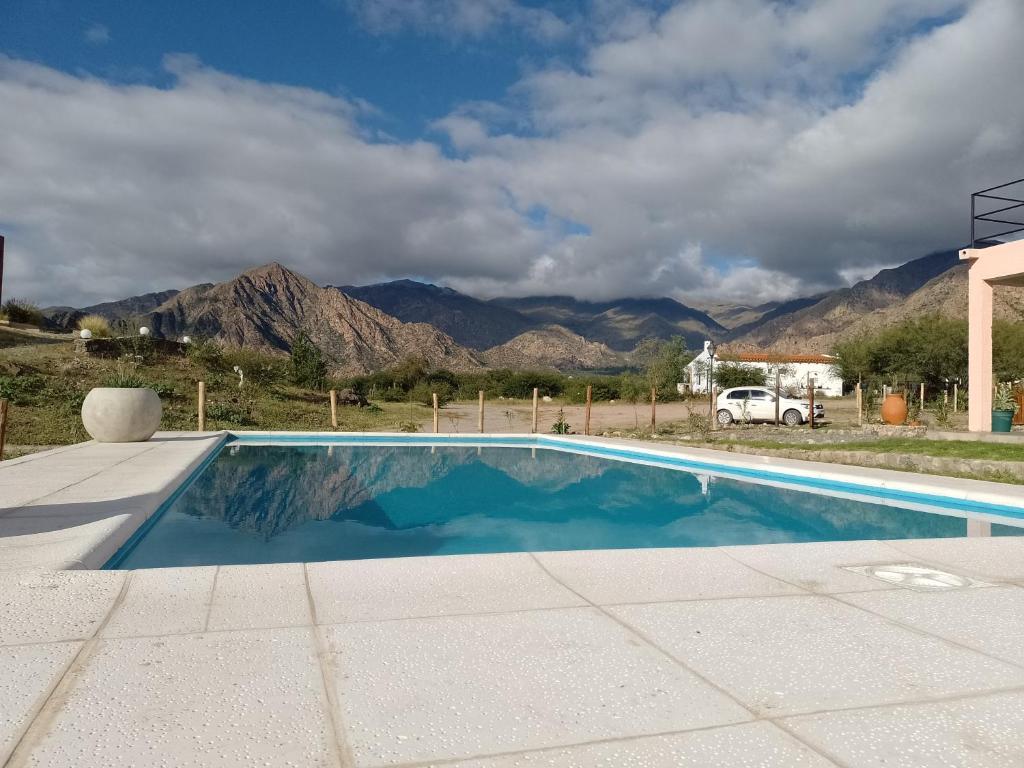 卡法亚特Cabañas Cafayate的一座山地游泳池